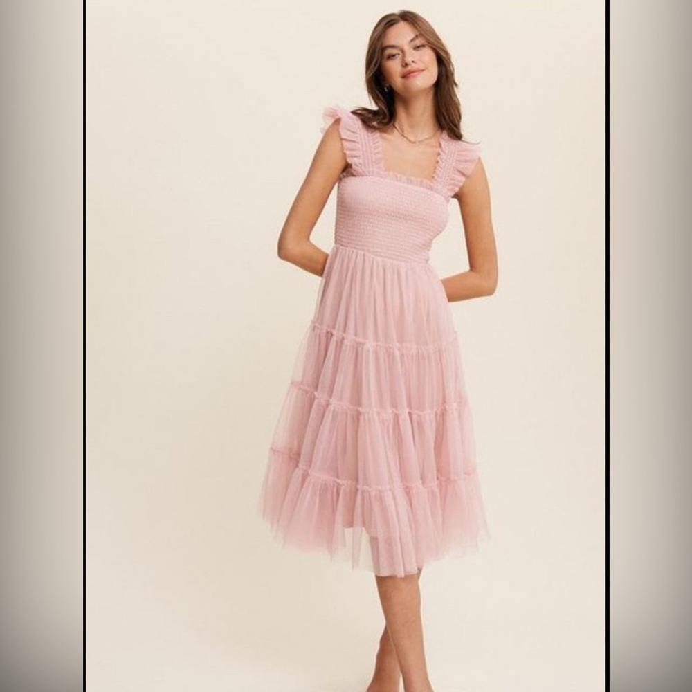 Listicle smocked tiered pink dress size M beautiful spring dress